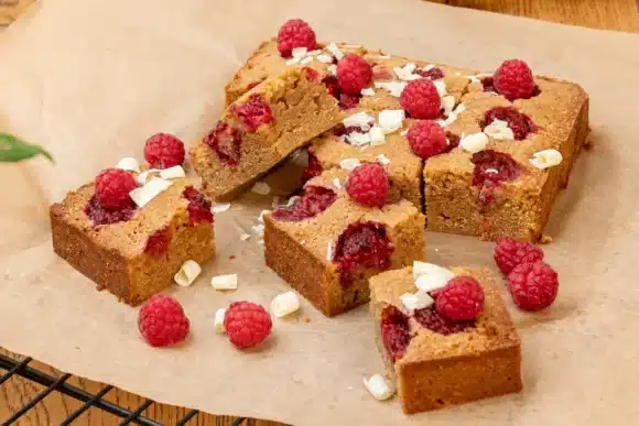 Blondies aux framboises et chocolat blanc